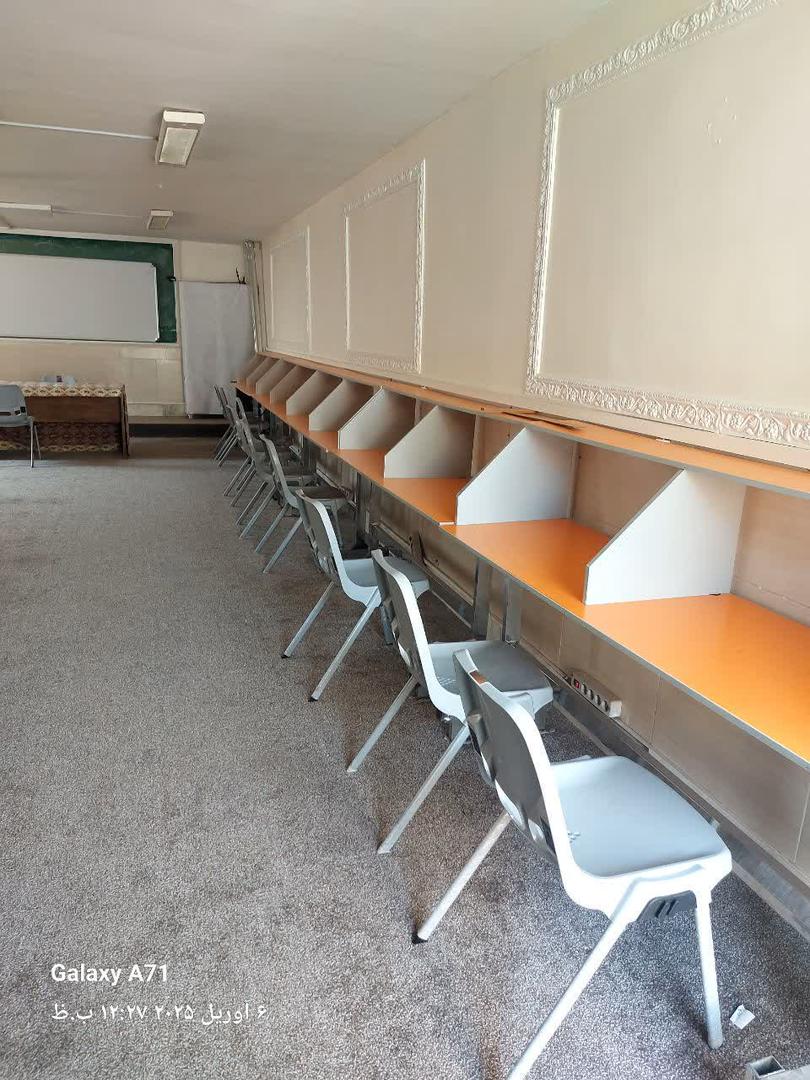 فضای مطالعه با حضور مشاور تحصیلی بعد از ساعت آموزشی دبیرستان